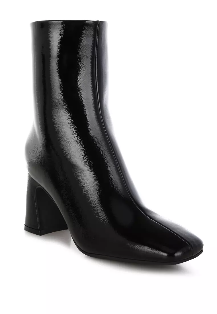 Sepatu bot ujung persegi paten berwarna hitam