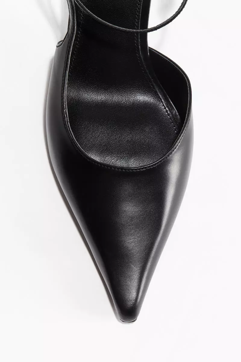Pointed leather court shoes