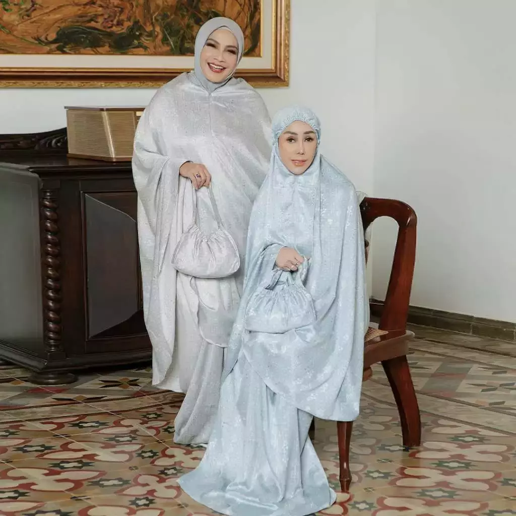 Amy Prayer Set Swiss Blue