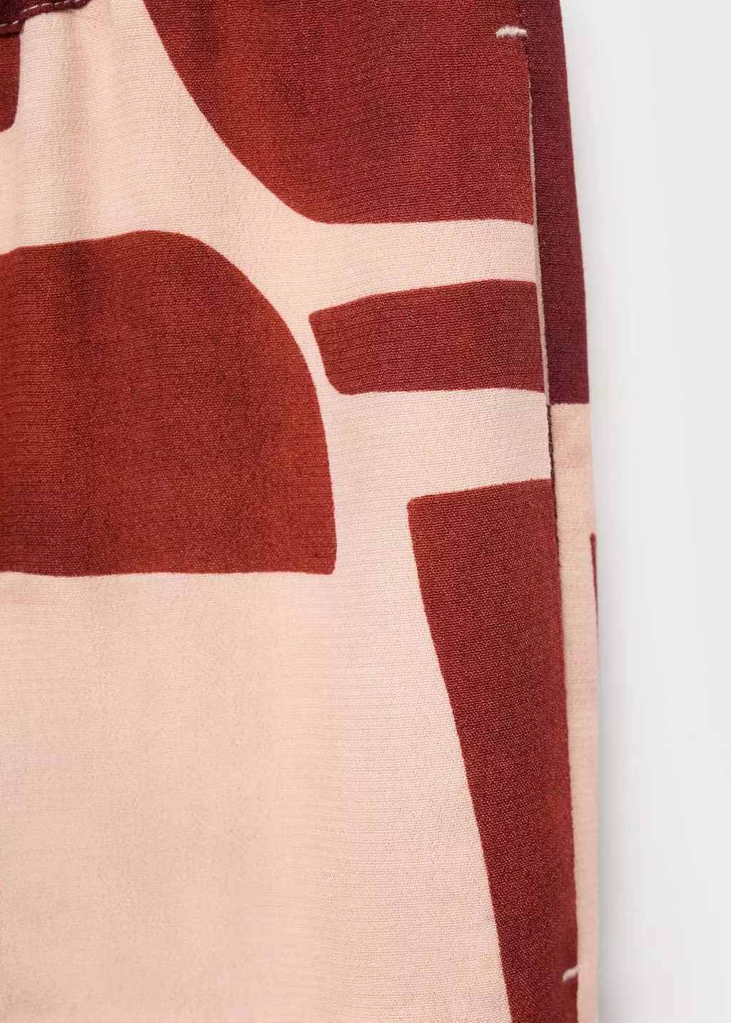 Celana flowy dengan motif geometris