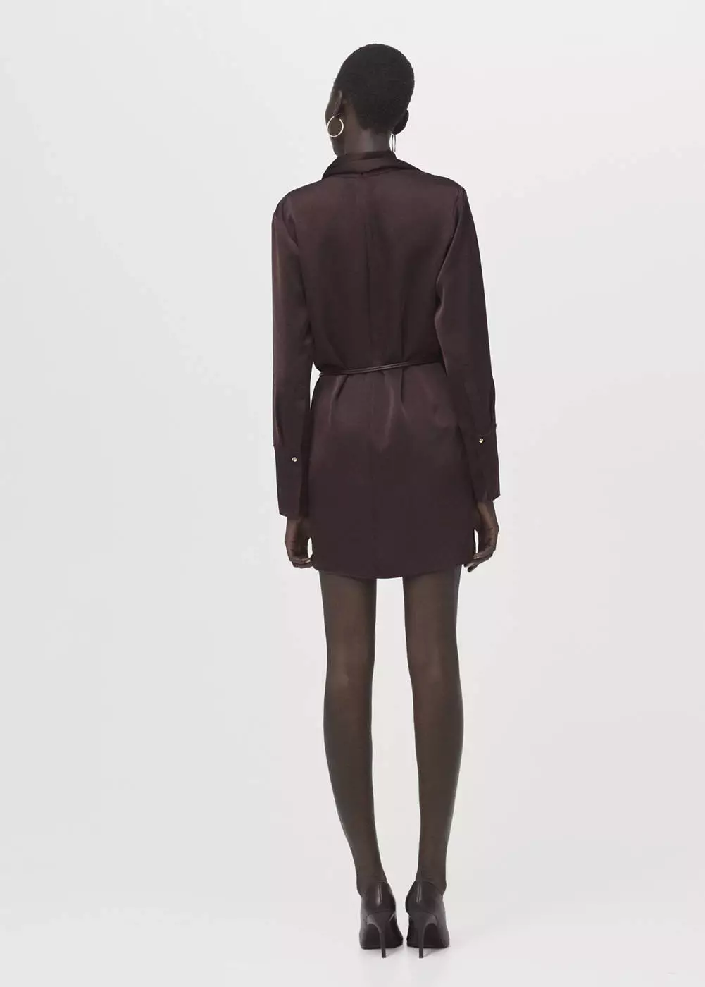 Gaun satin dengan aksen syal