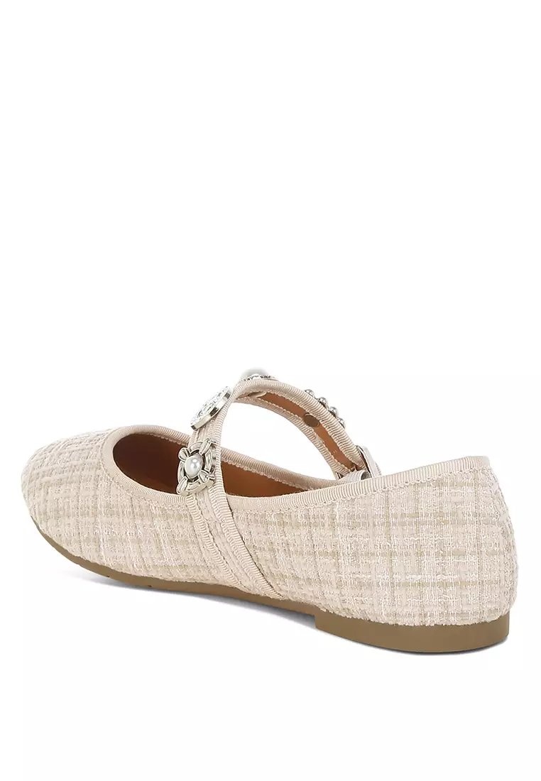 Sepatu Mary Jane dari Tweed yang Dihiasi dengan Pesona Warna Beige