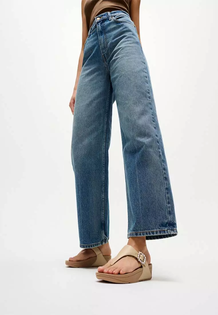 FitFlop LULU Crystal-Buckle Leather Toe-Post Sandals - Cappuccino (E1D-923)