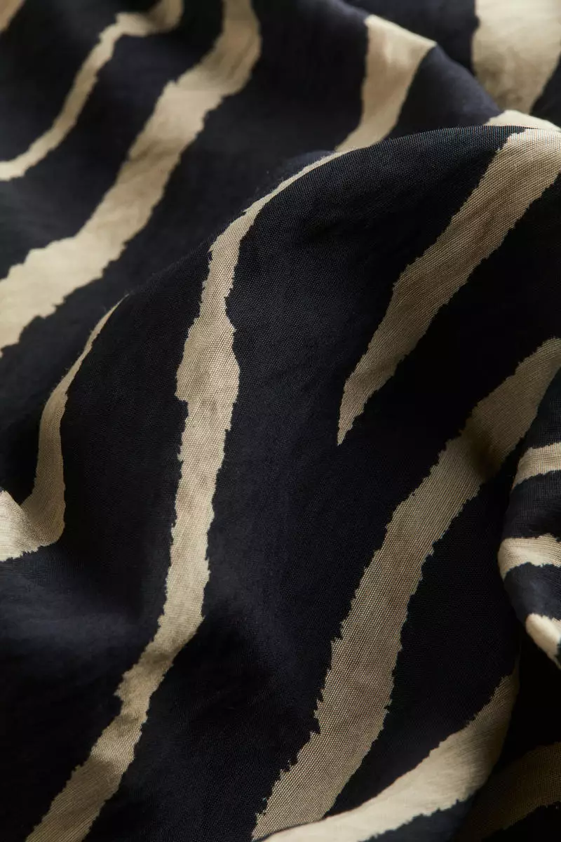 Balloon-sleeved dress