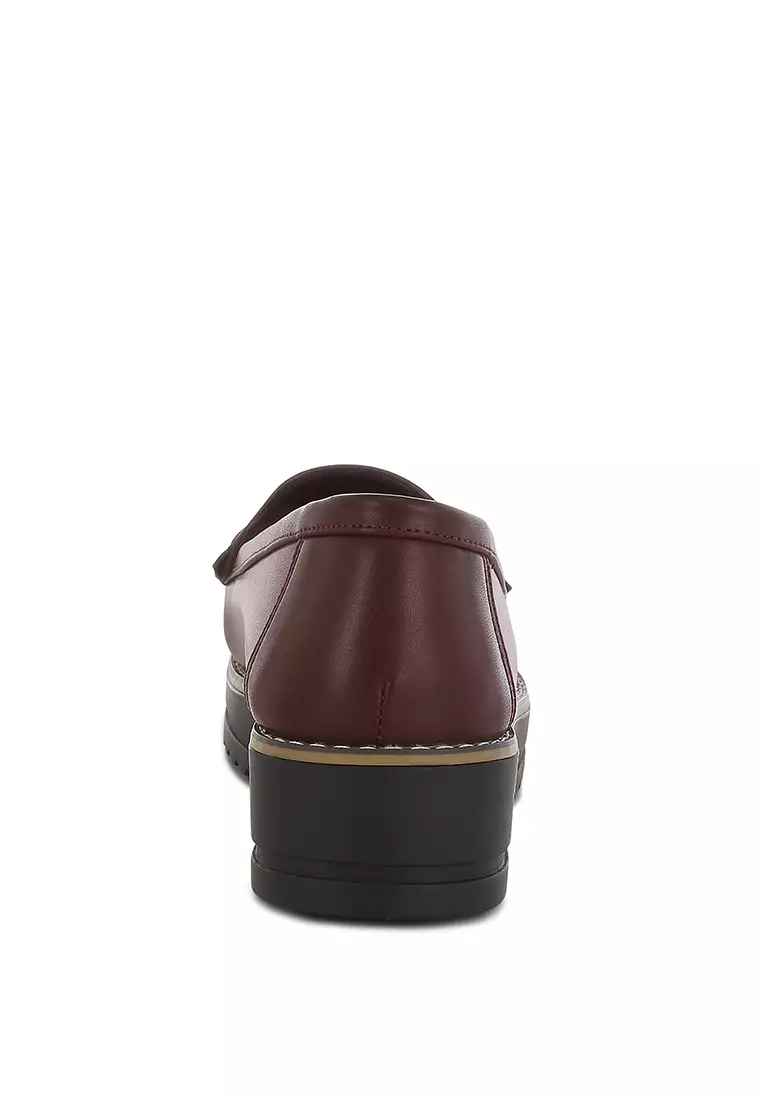 Sepatu Nubuck Berumbai dalam warna Burgundy