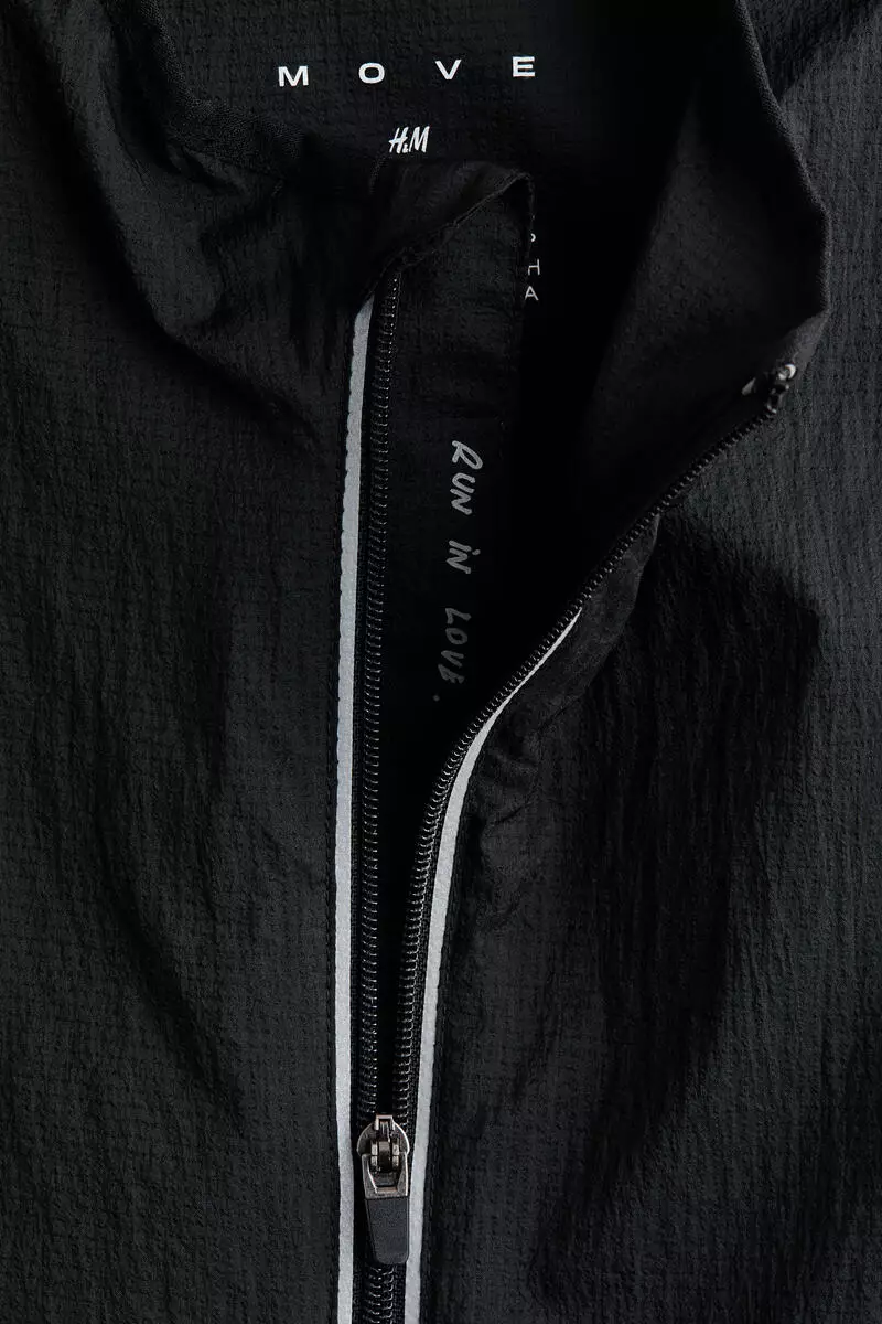 Lightweight running jacket with DryMove™