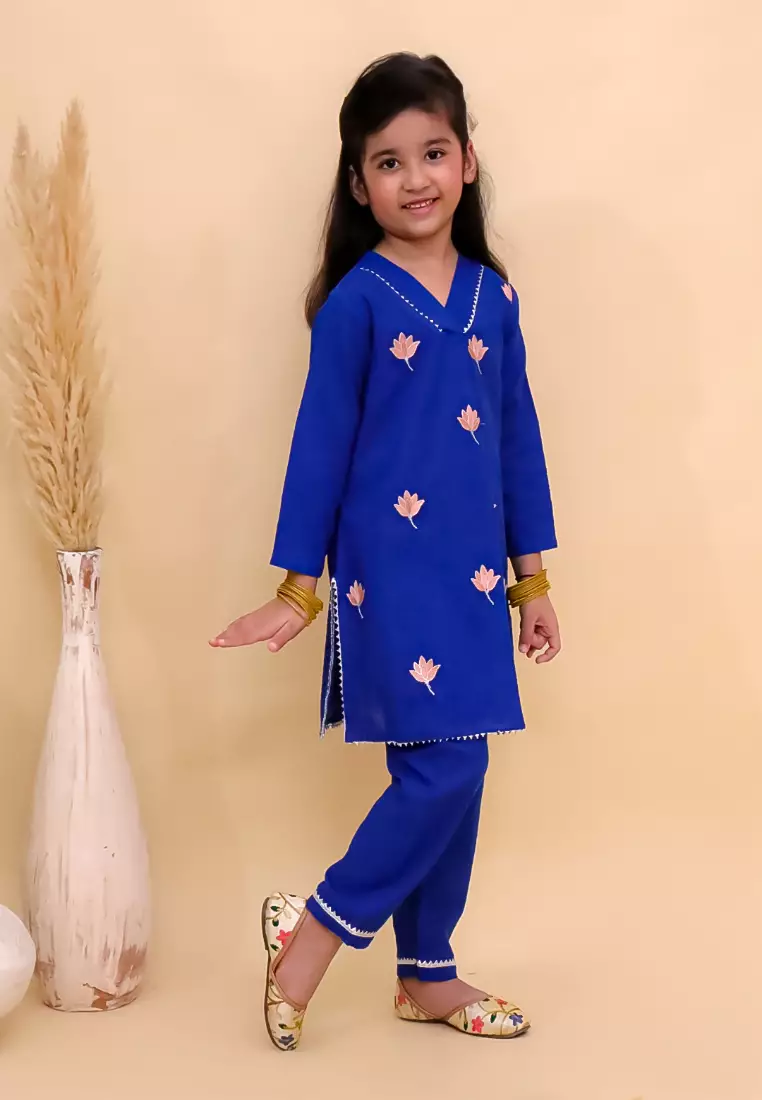 The Mom Store Kamal Vatika Girls Embroidered Kurta Set - Blue