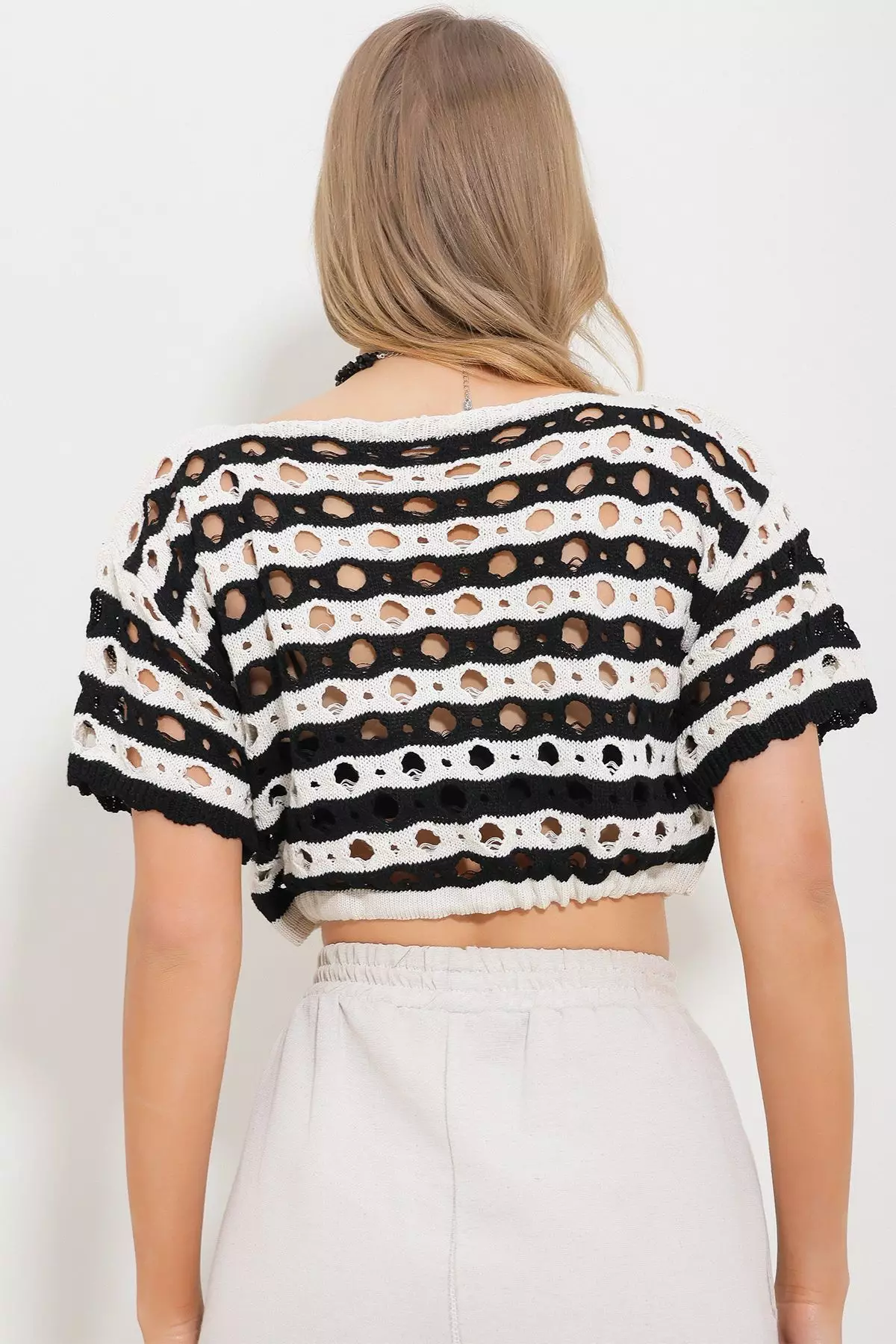 Women's Black-White Hole Openwork Waist Corded Crop Knitwear Blouse