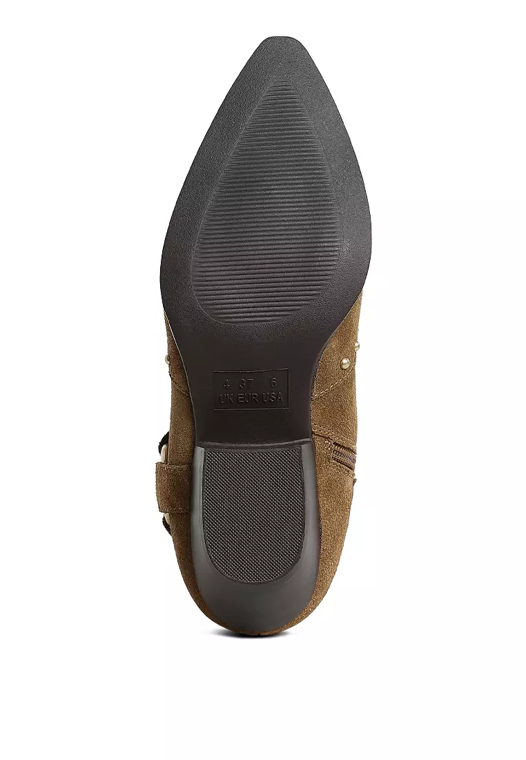 Sepatu bot bertabur paku berbahan suede warna kelabu kecokelatan