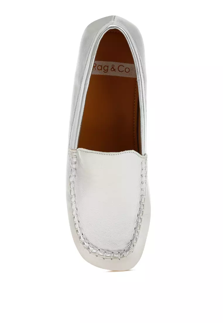 Sepatu Loafer Kulit Metalik Warna Perak