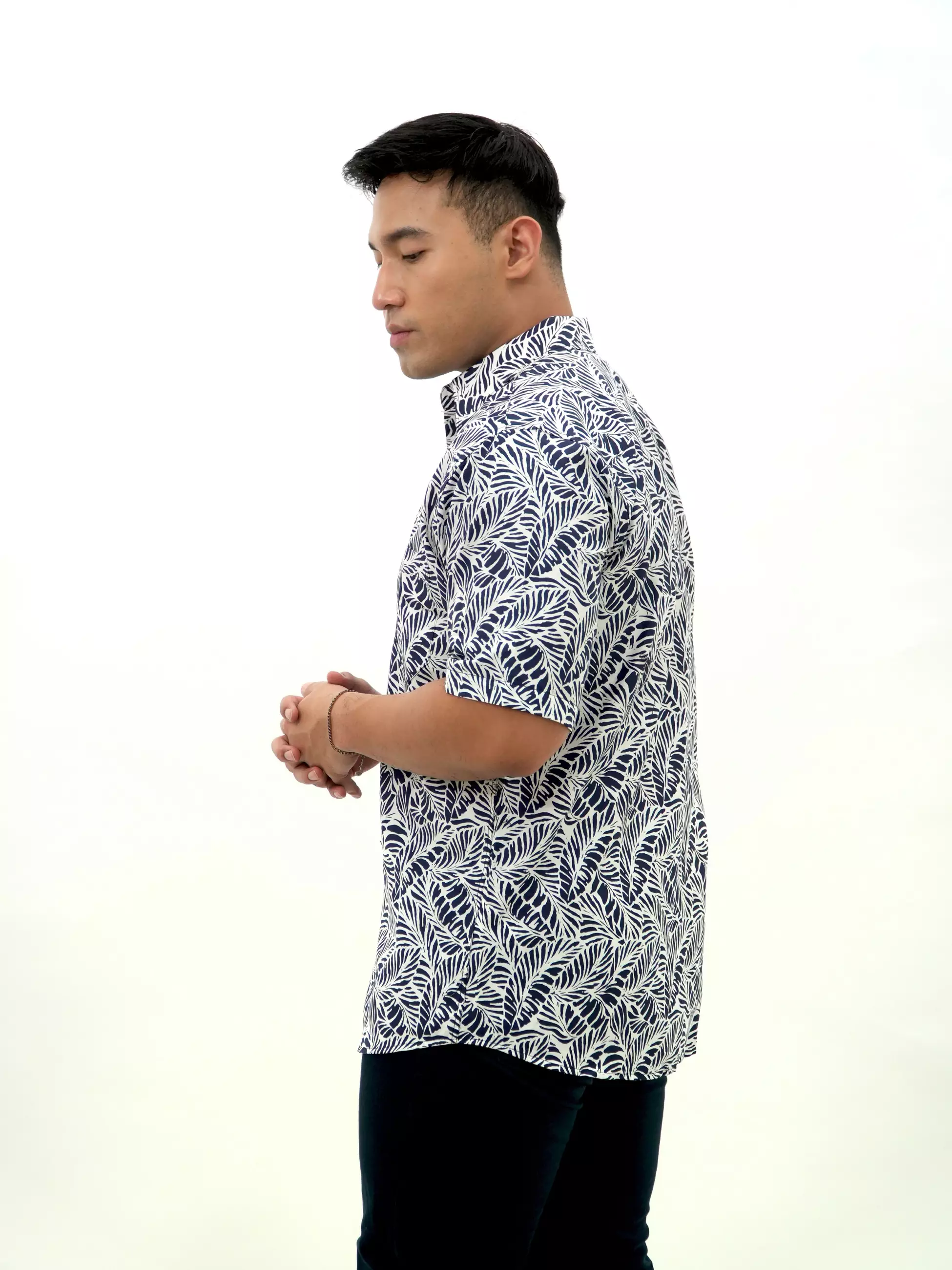 Kemeja Lengan Pendek Putih Navy Motif Daun 16846