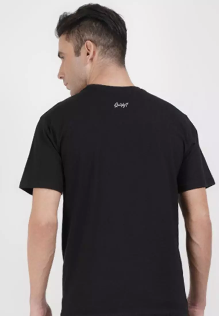 字母图形印花黑色棉质短袖标准版型 T 恤