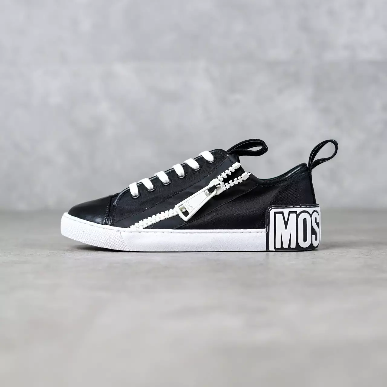 Sepatu MOSCHINO WHITE BLACK ZIPPER SNEAKER 100% ORIGINAL