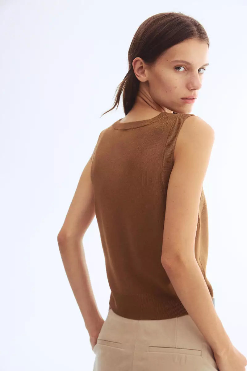 Fine-knit sweater vest