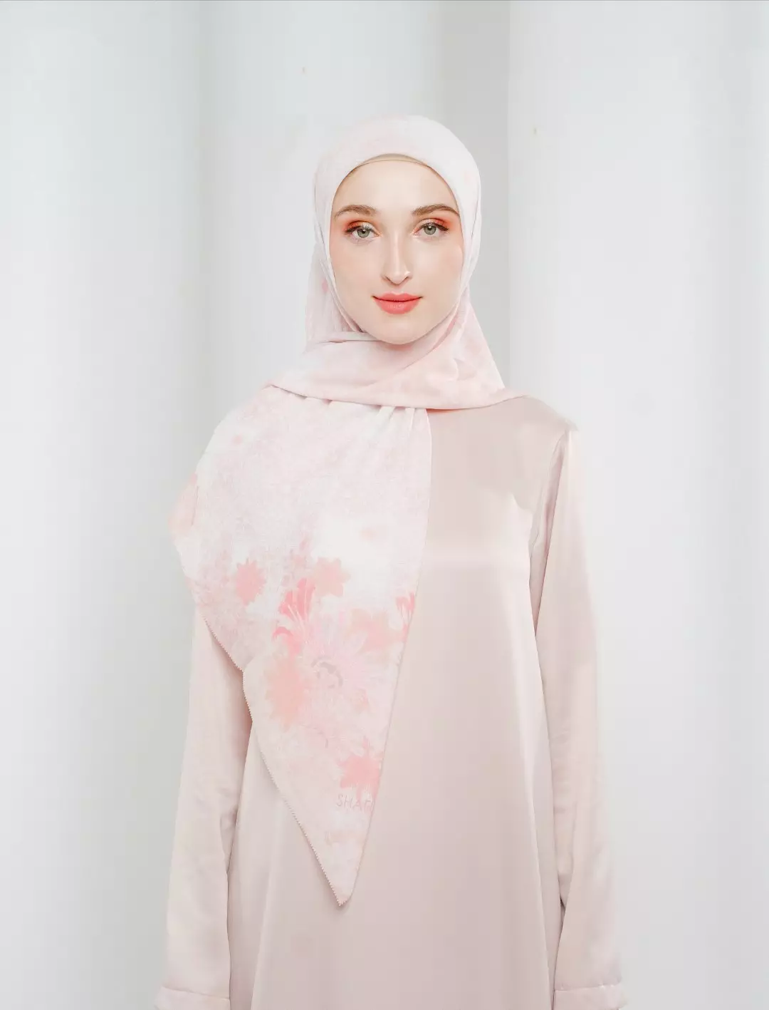 Percy Printed Scarf Light Peach | Hijab Kerudung Segi Empat Motif