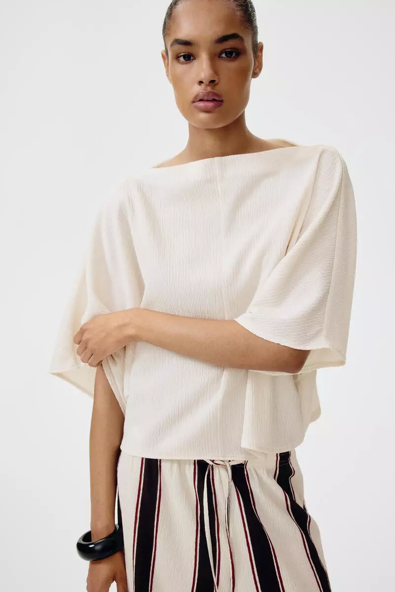 Crinkled boat-neck top