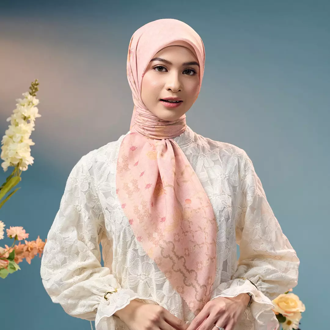 [INCLUDE HARD BOX] ZM Zaskia Mecca - Scarf Bunga Pertiwi Edisi Cut Nyak Meutia Peach | Material Voal Alaska Premium | Hijab Motif Segi Empat