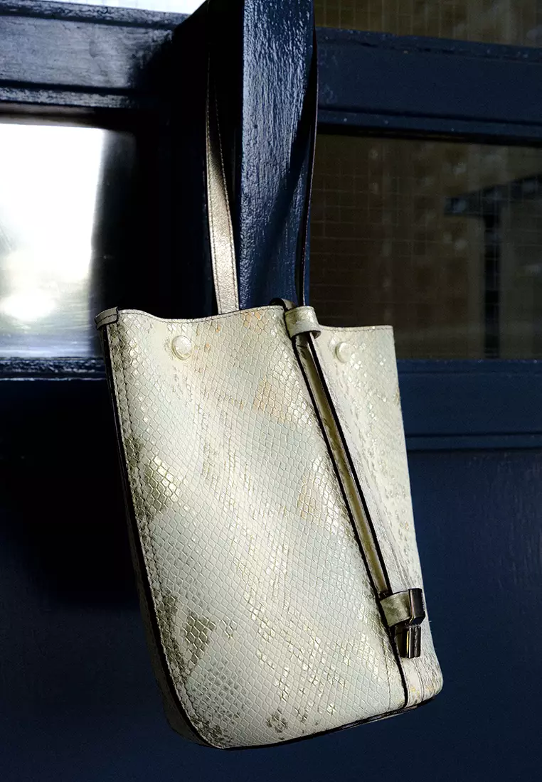 ORUKAMI Flat Hook Convertible Bucket Tote Small - Embossed Mint