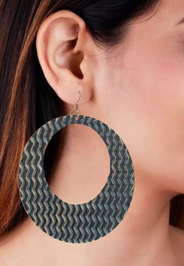 Aksesoris Anting Wanita Round Zig-zag Earrings Black & Gold 