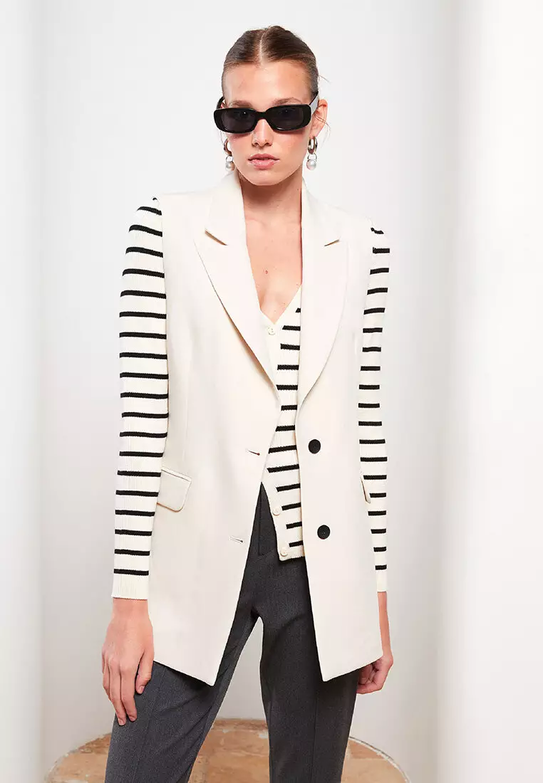 White sale sleeveless vest