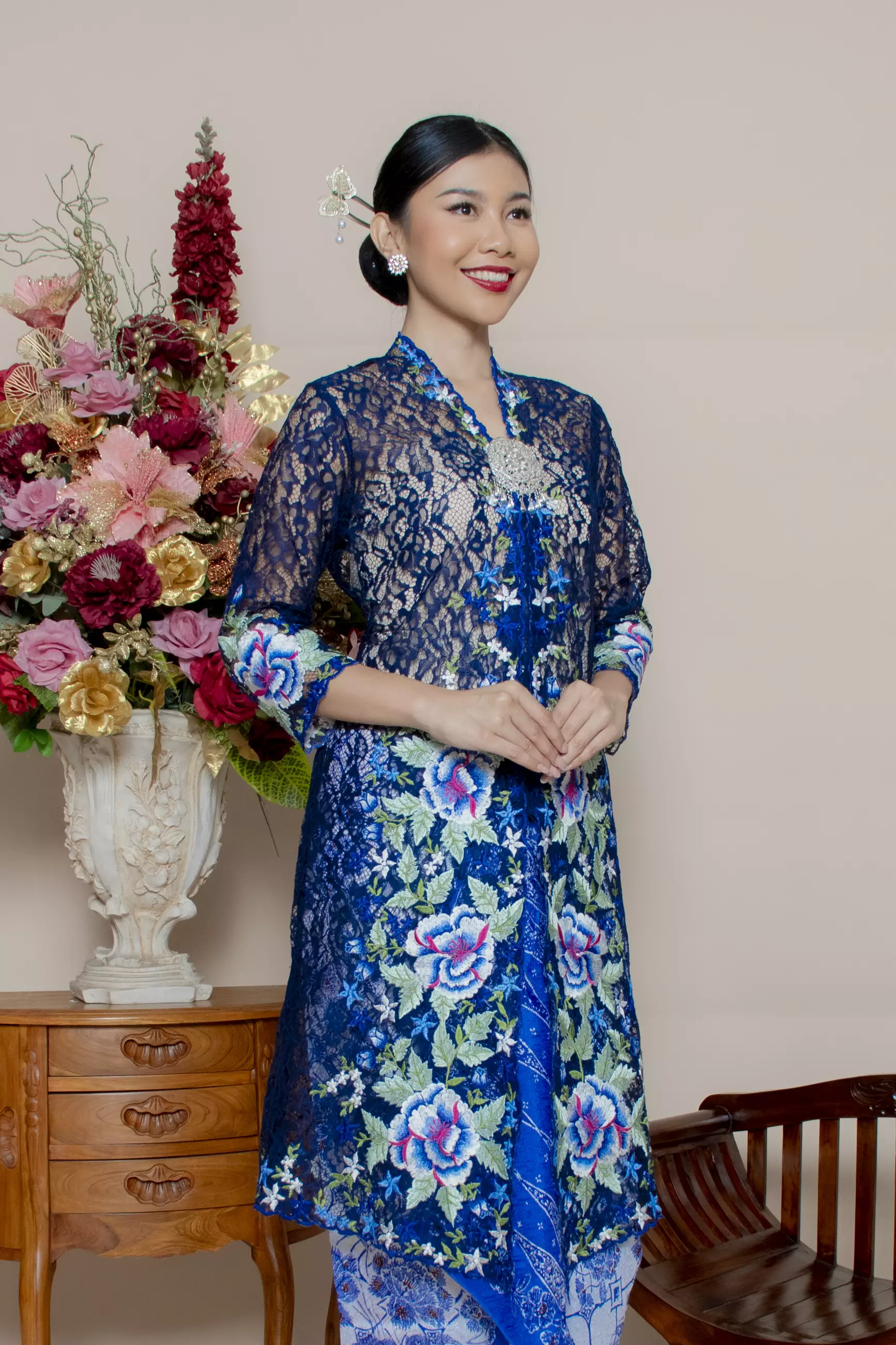Kebaya Panjang Kupu Setaman Embroidery dalam warna Biru Navy
