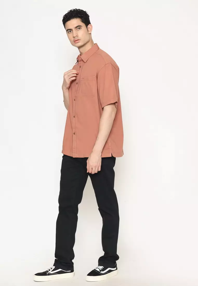 POLICE Kemeja Polos Relaxfit Cotton Twill Merah Pastel Pria