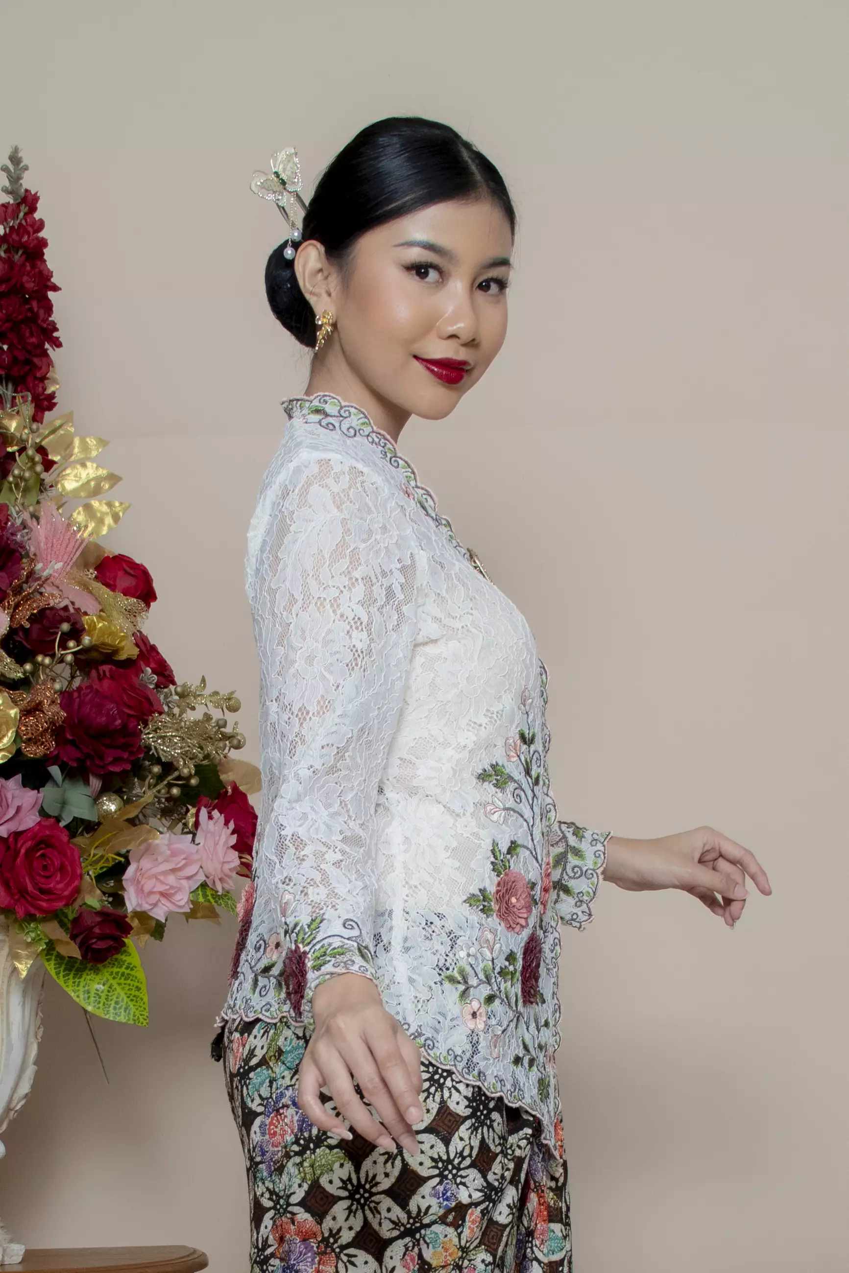 Kebaya Brokat Roses 3 Dimensi in White Color