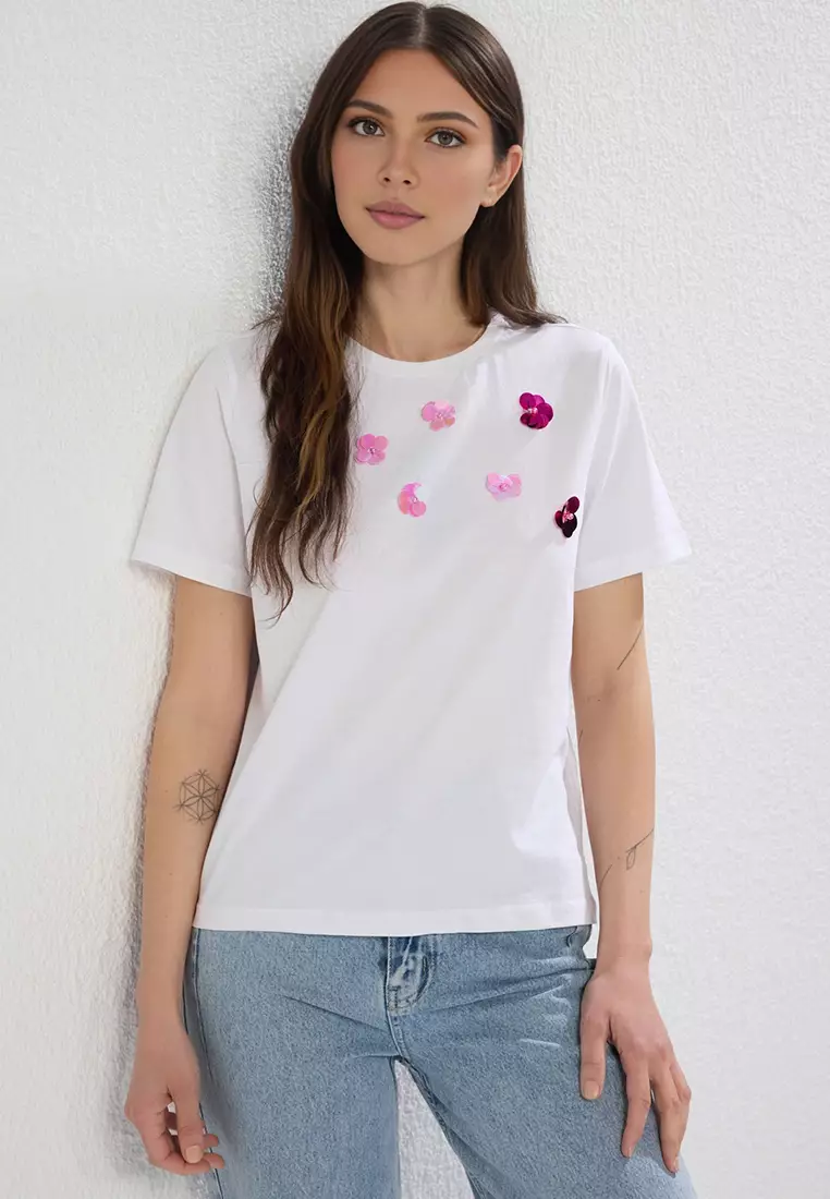 White Flower Accessory Detail Regular Pattern Knitted T-Shirt