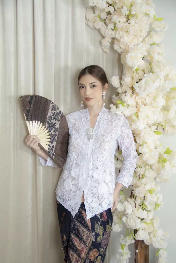 Kebaya Brokat Roses 3 Dimensi All White Color
