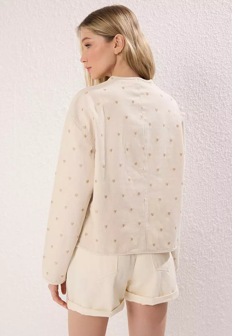 Ecru Heart Embroidered Pocket Detailed Denim Jacket TWOSS25CE00049