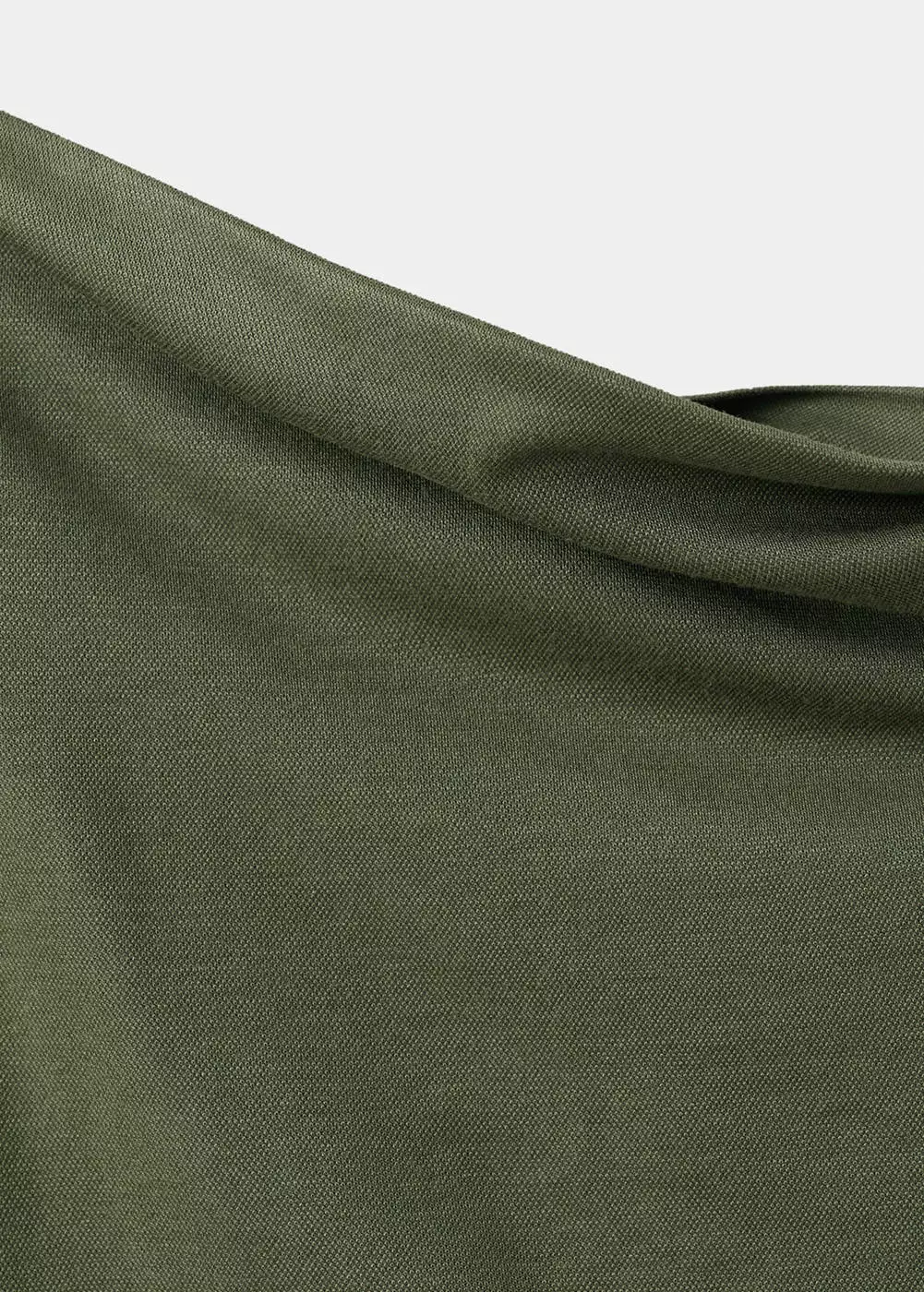 Atasan asimetris dengan kerah drape