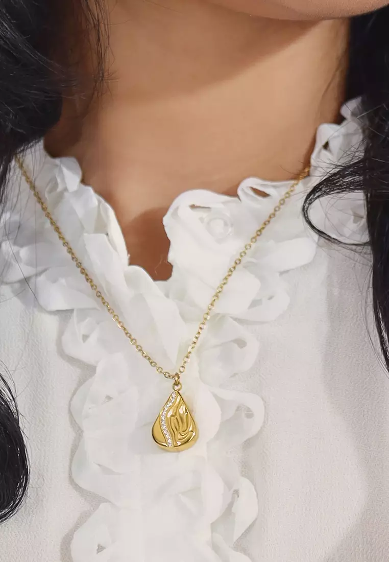 Merielle Titanium Pendant Chain Necklace in Gold