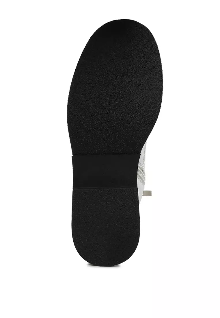 Sepatu Bot Renda Tekstur Metalik dalam Warna Perak