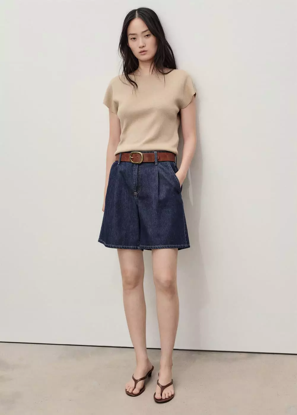 Celana pendek denim pinggang sedang dengan lipit