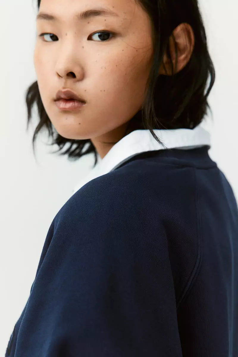 Raglan-sleeved sweatshirt