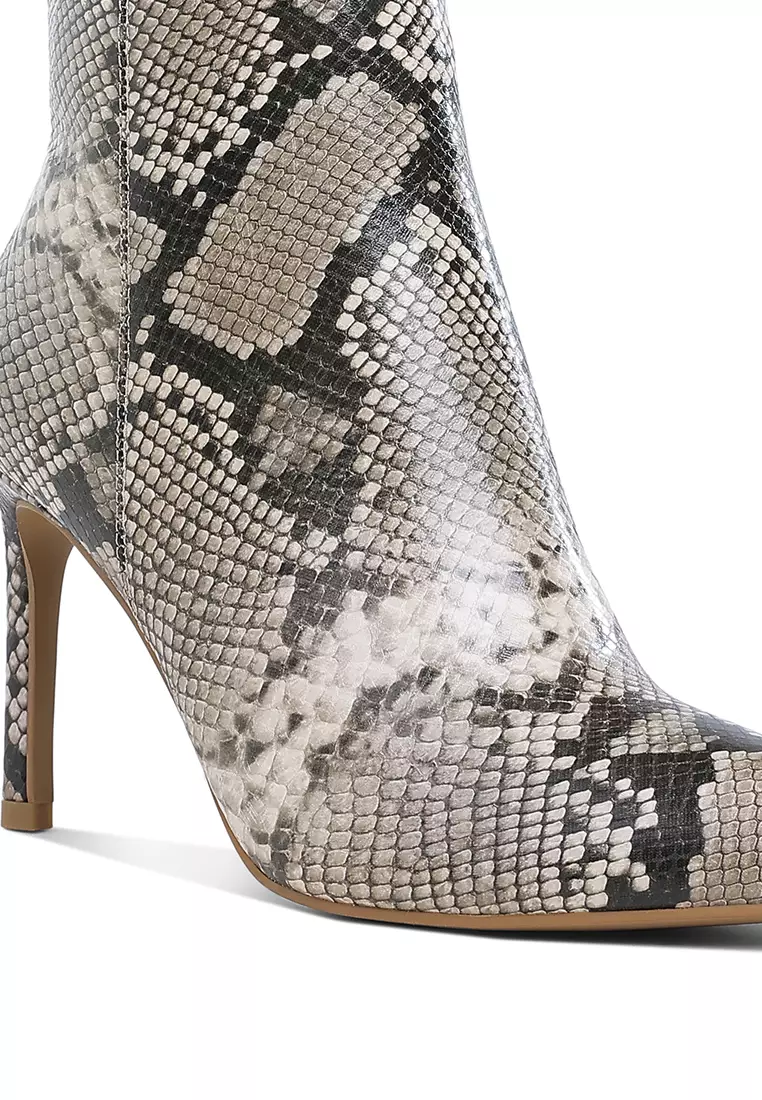 Sepatu bot hak stiletto bertekstur dengan motif ular