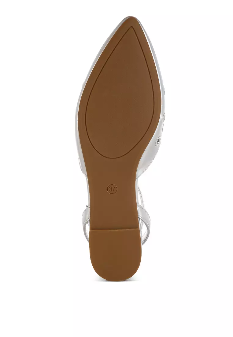 Sandal Datar Detail Lubang Tali Metalik Warna Silver