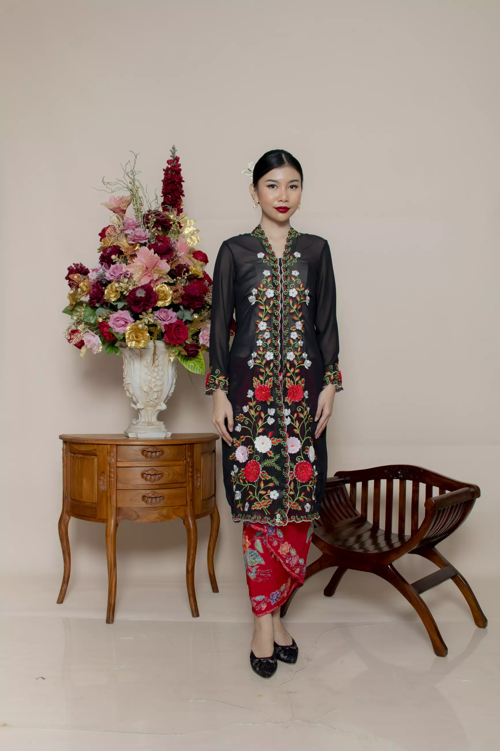 Kebaya Panjang Rose 3 Dimensi dalam warna hitam
