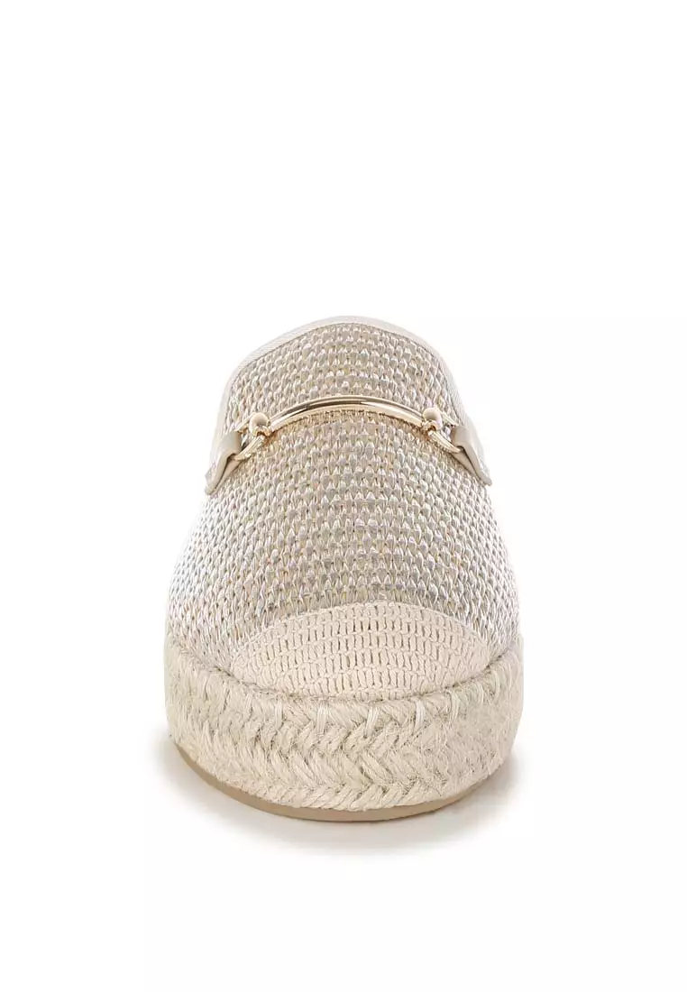 米色馬銜扣裝飾拉菲草穆勒鞋