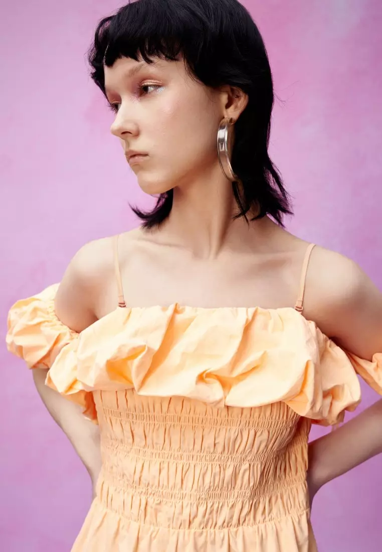 女装甜美纯欲风缩褶打揽露肩宝藏连衣裙