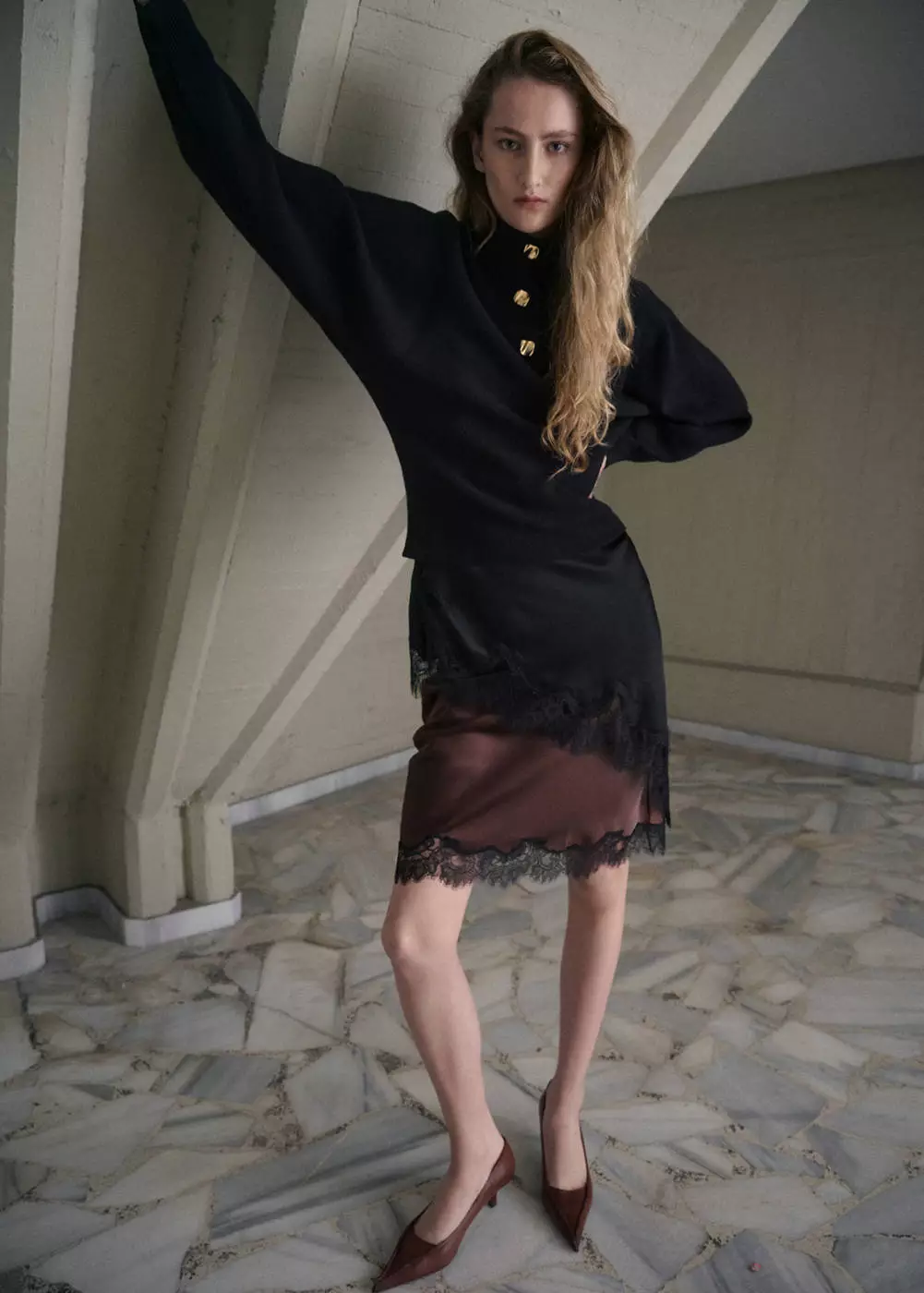 Sweater turtleneck dengan kancing permata sintetis