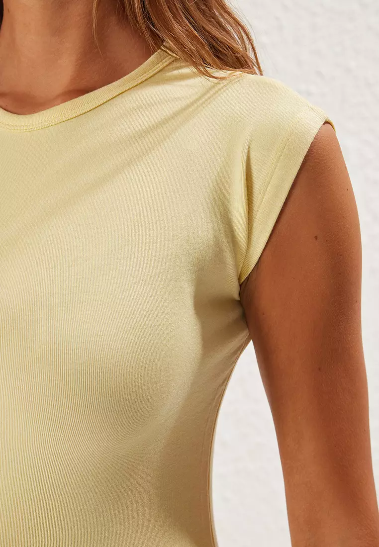 Light Yellow Premium Viscose/Soft Fabric Fitted/Fits the Body Moon Sleeve Flexible Knitted Blouse TWOSS23BZ00992