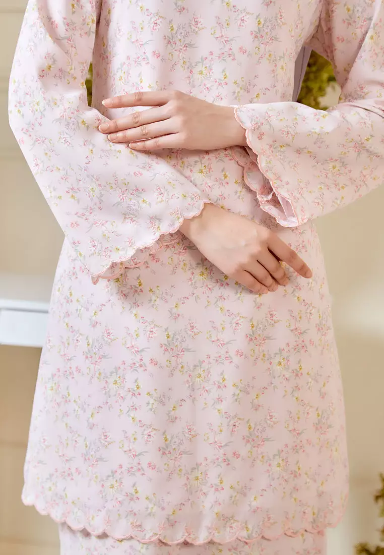 MEKAR Mix Blooms Floral Embroidery Kurung Modern Kipas Belakang in Pink