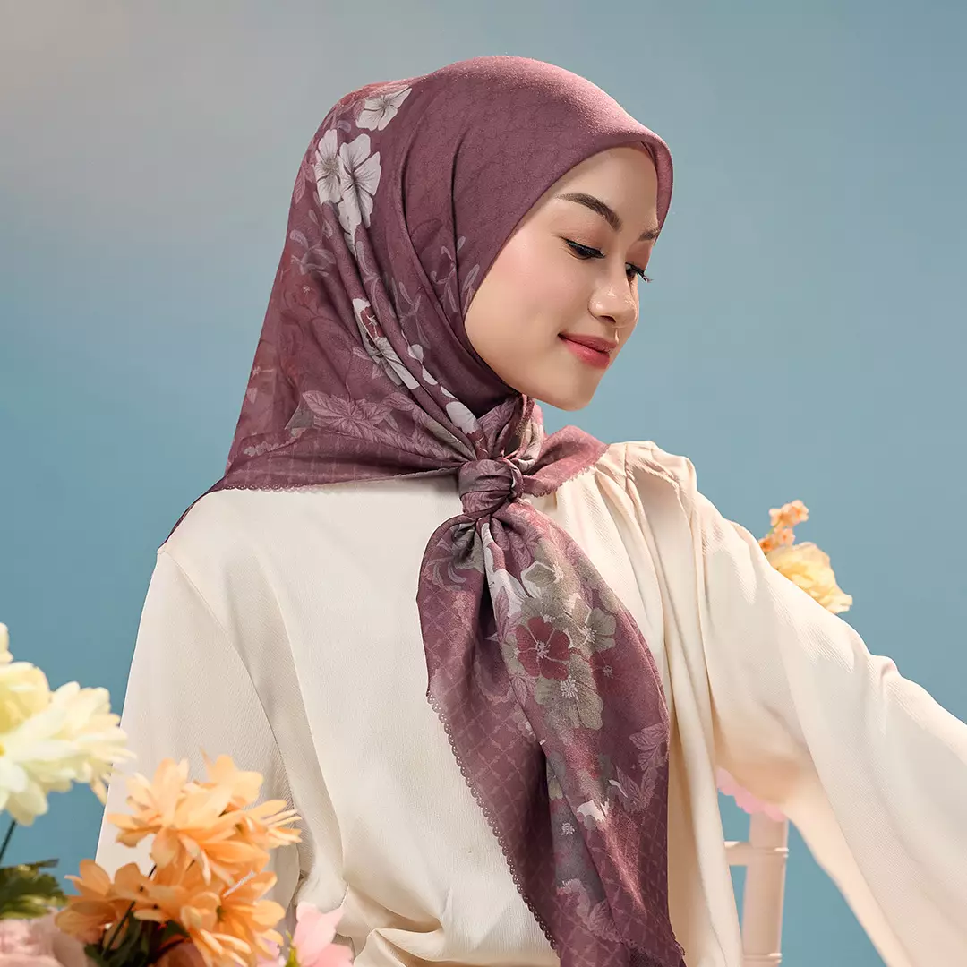 [INCLUDE HARD BOX] ZM Zaskia Mecca - Scarf Bunga Pertiwi Edisi Rasuna Said Maroon | Material Voal Alaska Premium | Hijab Motif Segi Empat