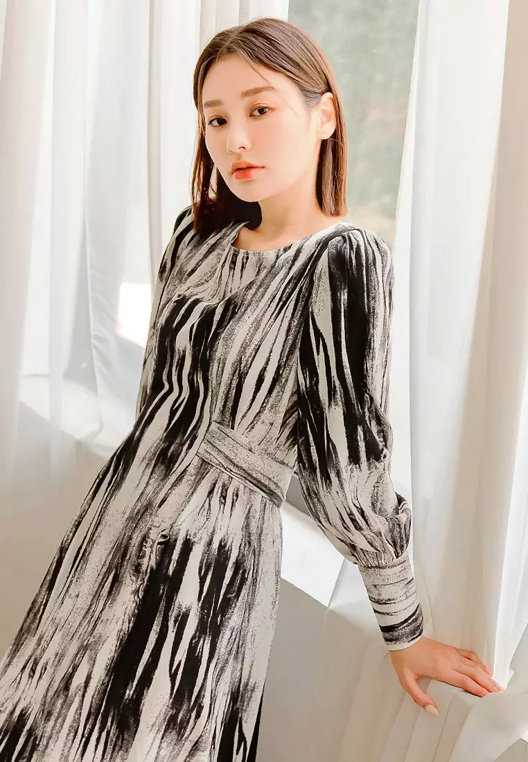 不易皺筆刷印花收腰綁帶長洋裝《DA9424》