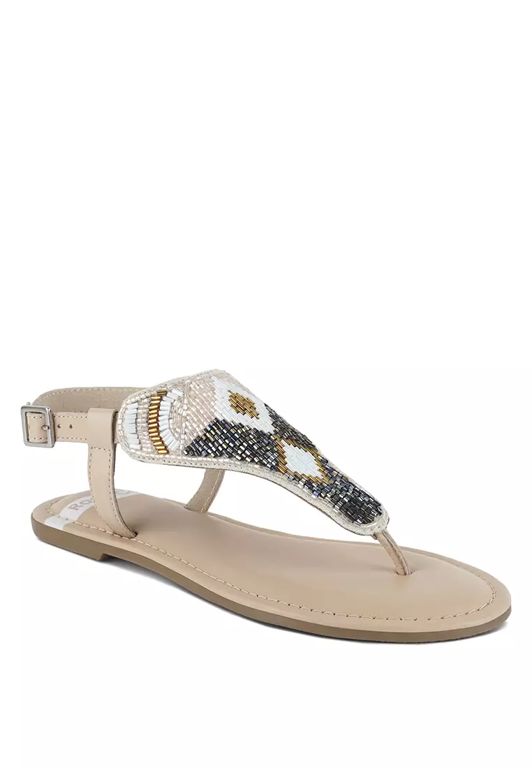 Sandal Datar dengan Gesper Pin dan Manik-manik Warna Beige