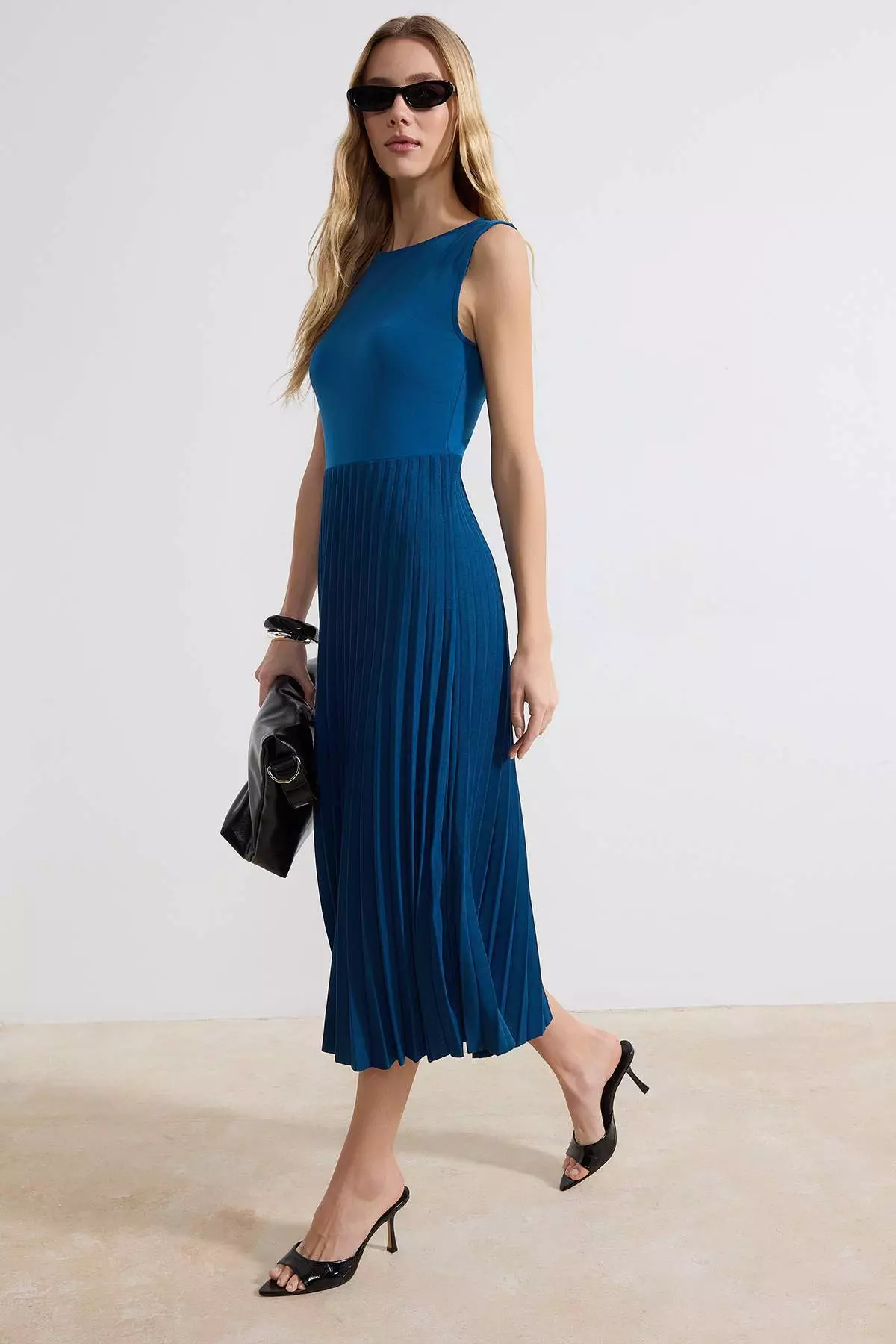 Petrol Zero Sleeve Crew Neck Pleated Flexible Midi Knitted Dress Twoss24El785