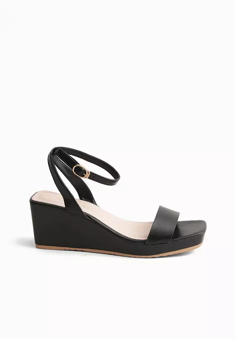 Discount on Cln  shoes - SKU: Tahoma Wedge Sandals