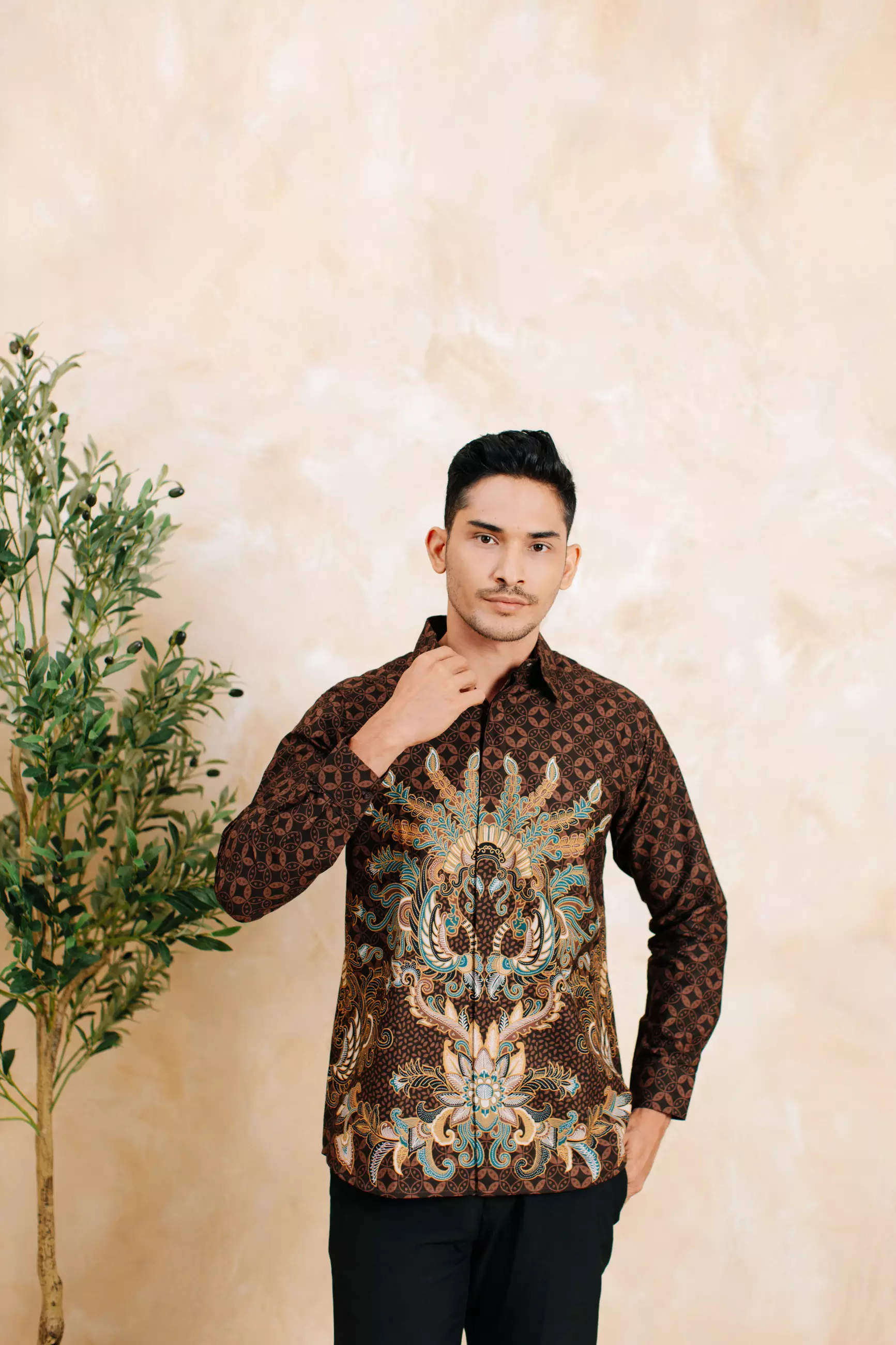 Adyatma Artha Brown Kemeja Batik Pria Slim Fit Lengan Panjang Katun