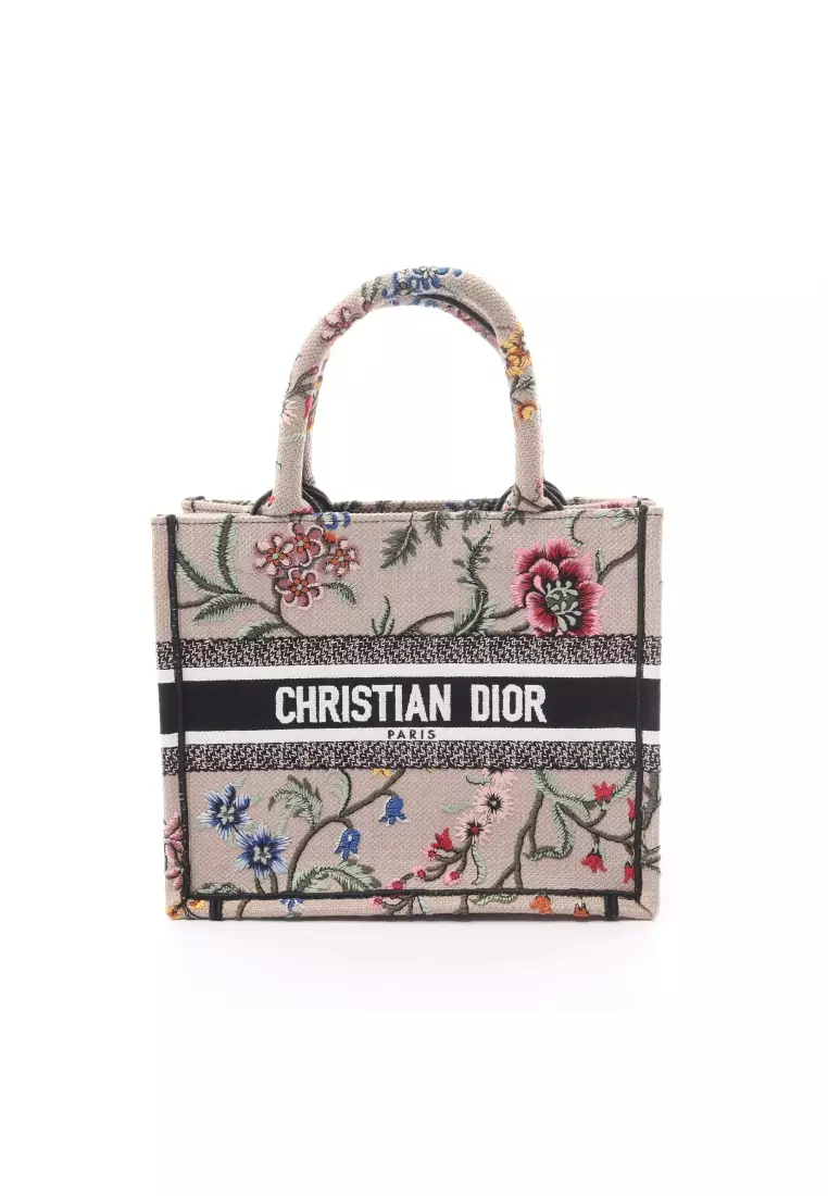 Tote book clearance dior